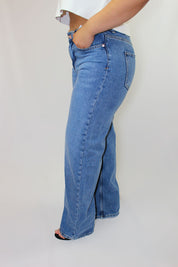 MID RISE STRAIGHT JEANS SIZE 28 (US 6)